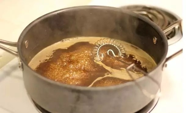 鱼的另类吃法,和好的玉米淀粉糊,加入锅中搅拌