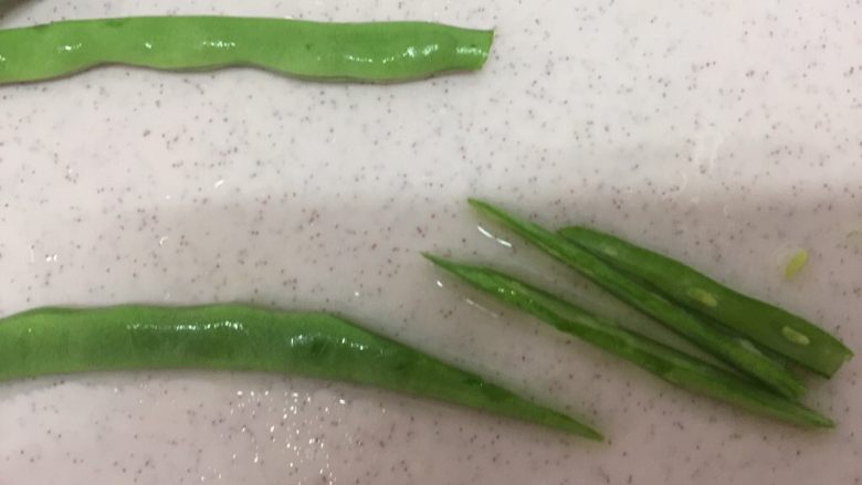 新荷塘月色,到斜着把四季豆切丝,刀越斜越好