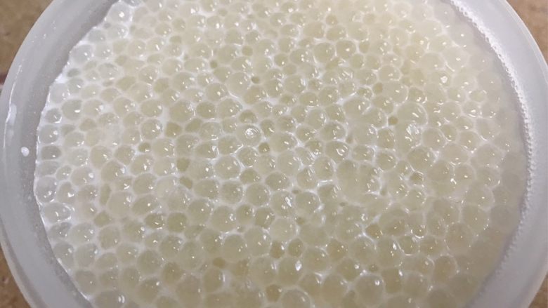 仙草芋圆,西米:锅中放入水烧开,加入西米煮15分钟,(期间要多次搅拌),关火后焖15分钟,出锅后用冷水过三次,最后用饮用水过一次,沥干水分,用少量牛奶泡着预防粘在一起