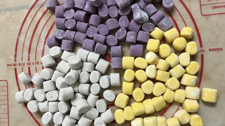 仙草芋圆, 三种口味的面团都是一样,分别都切成小块