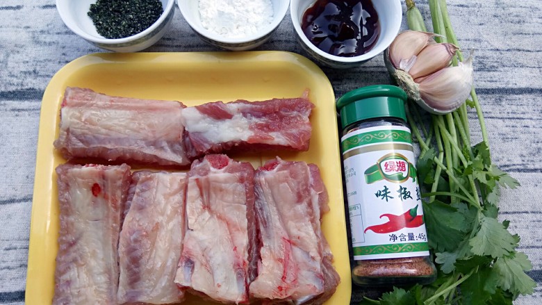 海苔椒盐排骨,先准备好食材：海苔黑芝麻，<a style='color:red;display:inline-block;' href='/shicai/ 512'>玉米淀粉</a>，耗油，<a style='color:red;display:inline-block;' href='/shicai/ 2795'>蒜头</a>，<a style='color:red;display:inline-block;' href='/shicai/ 131'>香菜</a>，盐椒调料，<a style='color:red;display:inline-block;' href='/shicai/ 434'>排骨</a>