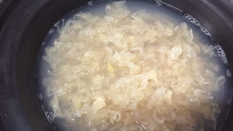 养颜莲蓉雪耳蜜饮,直接把雪耳碎倒入锅里,中火,熬煮半小时
