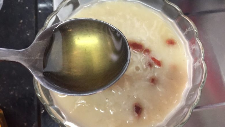 养颜莲蓉雪耳蜜饮,等莲蓉雪耳糊冷却到55度以下,再加入蜂蜜来食用
