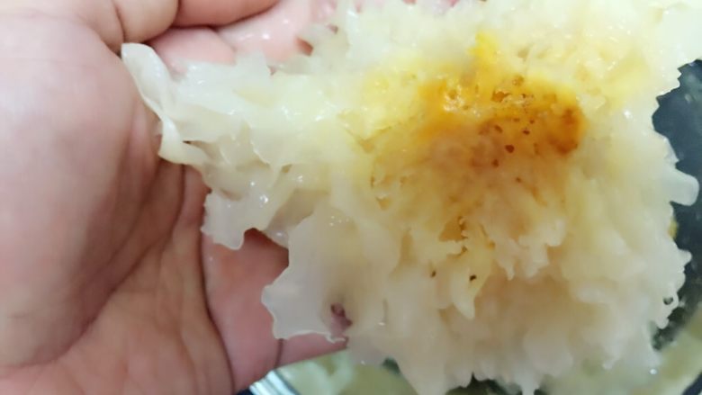 养颜莲蓉雪耳蜜饮,1小时后用剪刀把根部剪干净,一定要剪干净