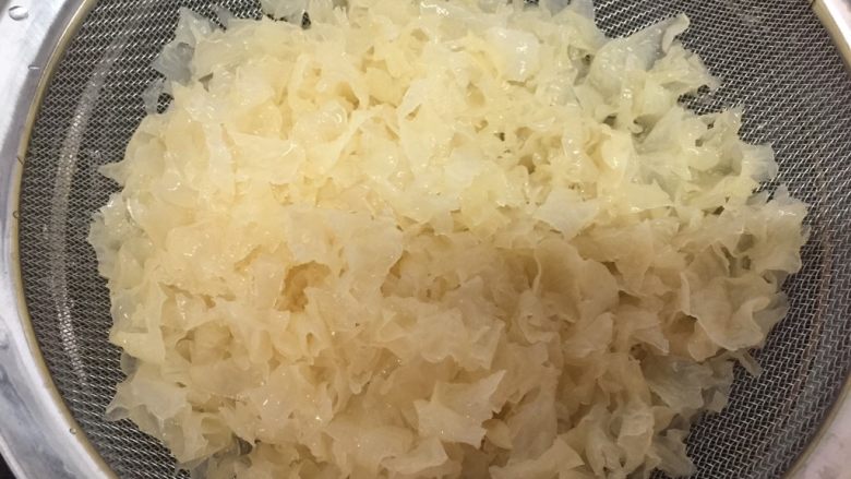 养颜莲蓉雪耳蜜饮,雪耳泡好后用剪刀剪碎,剪得越碎越好