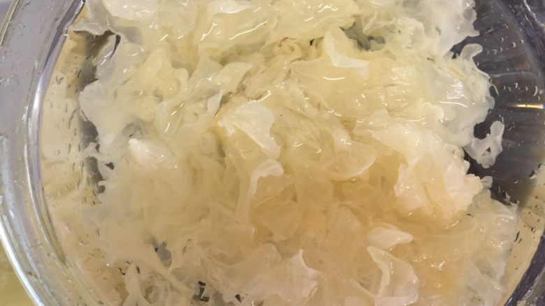 养颜莲蓉雪耳蜜饮,剪干净后洗干净,用食用水泡半小时