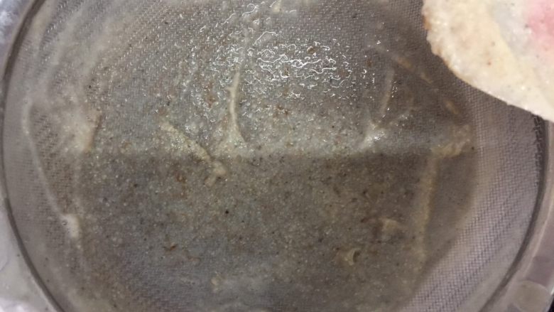 养颜莲蓉雪耳蜜饮,过滤一下,把黑色的莲子衣滤掉