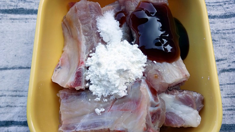 海苔椒盐排骨,将玉米淀粉,耗油,少许盐放入排骨中