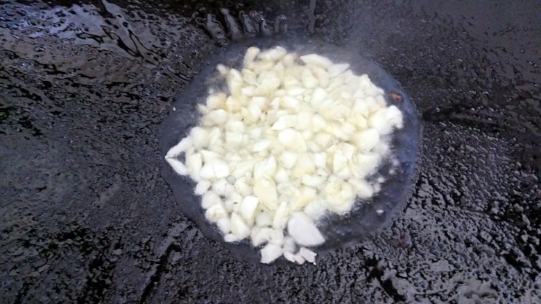 海苔椒盐排骨,锅里倒剩一点点油放入蒜头翻炒