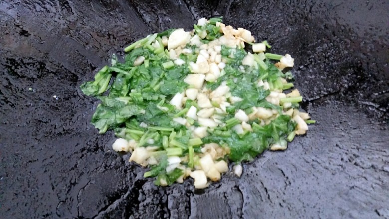 海苔椒盐排骨,再倒入香菜翻炒