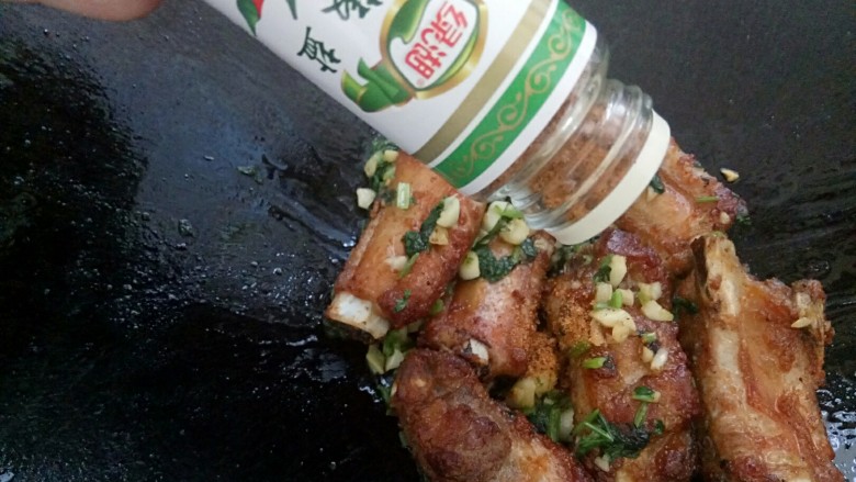 海苔椒盐排骨,撒上椒盐粉