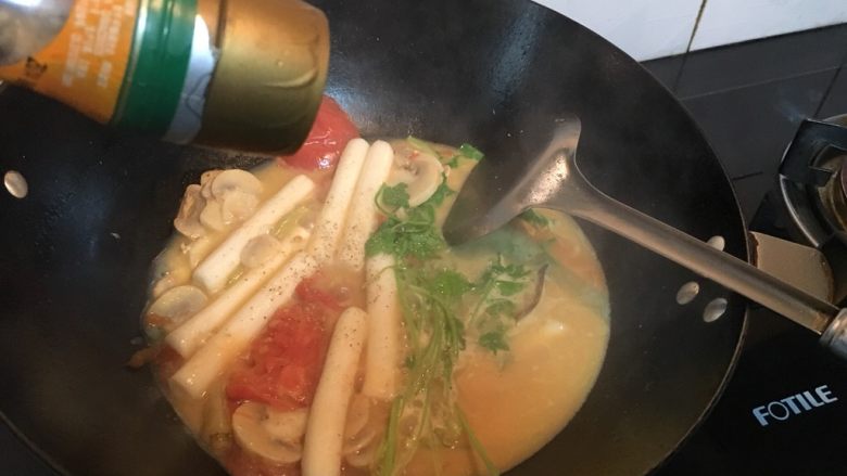 鲜掉眉毛的奶汤鳜鱼,开盖,先把鱼盛出,汤汁和余料中下香菜和<a style='color:red;display:inline-block;' href='/shicai/ 134296'>白胡椒粉</a>。
