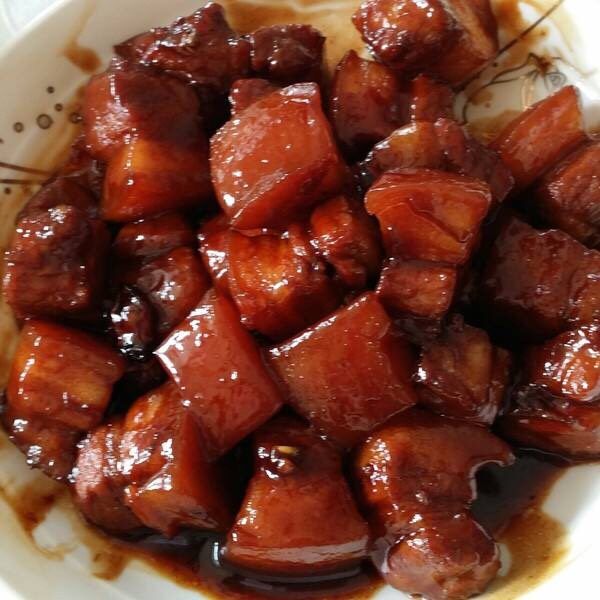 外婆红烧肉
,加入一勺大厨四宝浓缩鲜香粉,加水漫过肉即可,小火慢炖四十五分钟,即可出锅.