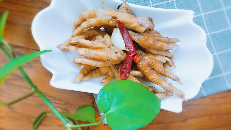 红烧鸡爪,炖到汤汁收干即可,软烂入味