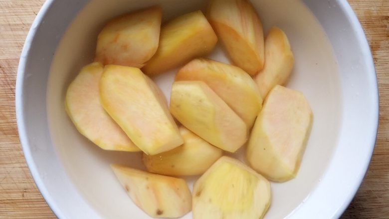 红枣番薯糖水~#冬喝暖饮夏吃冰#,将炒干的番薯再次浸泡在清水中,清洗干净。这样做的目的是让呆会煮熟的番薯不易碎,而且更清甜。