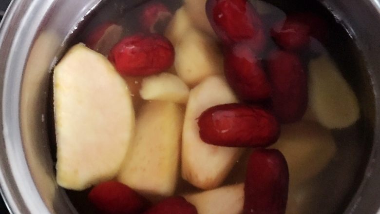 红枣番薯糖水~#冬喝暖饮夏吃冰#,然后加入番薯煮沸