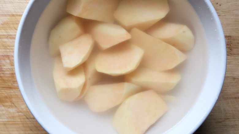 红枣番薯糖水~#冬喝暖饮夏吃冰#,切好之后马上放入清水中浸泡