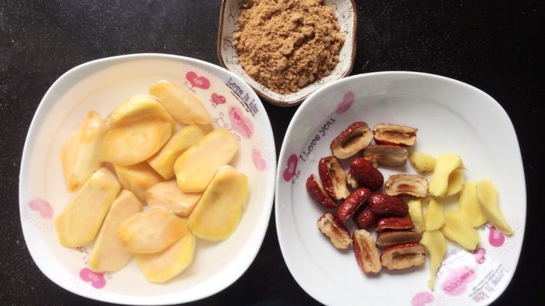 红枣番薯糖水~#冬喝暖饮夏吃冰#,所有的食材都准备好了,接下来开始煮糖水啦