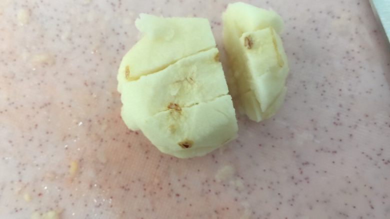 冬瓜马蹄爽,平放切两刀,把马蹄切粒