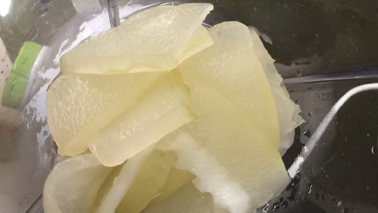 冬瓜马蹄爽,冬瓜蒸好,倒入搅拌机里