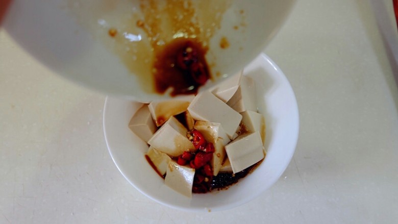 豉汁蒸豆腐,倒入豆腐碗里