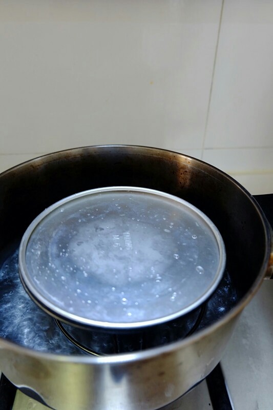 豉汁蒸豆腐,鍋內加入350毫升水大火燒開,豆腐坐入鍋內加个蓋(我用蛋糕模具底当蓋)
