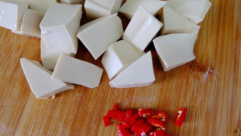 豉汁蒸豆腐,將豆腐和<a style='color:red;display:inline-block;' href='/shicai/ 212331'>指天椒</a>切小塊。<a style='color:red;display:inline-block;' href='/shicai/ 212331'>指天椒</a>隨自己口味酌情添減，喜歡辣味可多放點儿。