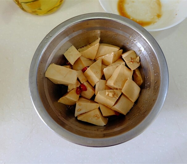 豉汁蒸豆腐,分別用兩个碗交替攪拌豆腐,確保每塊豆腐都沾上醬汁