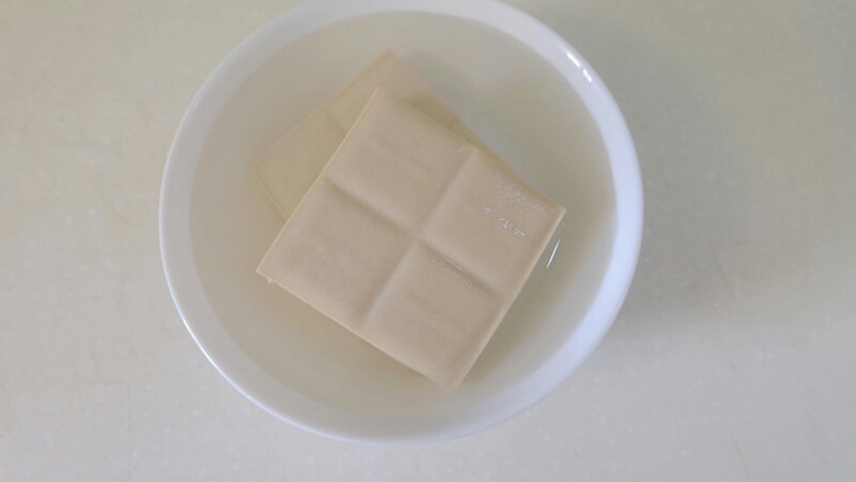 豉汁蒸豆腐,豆腐用開水汆一遍