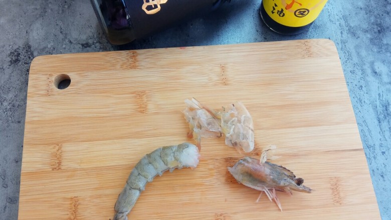 鲜到没朋友~玉子虾仁,虾仁洗干净去壳,留下虾尾