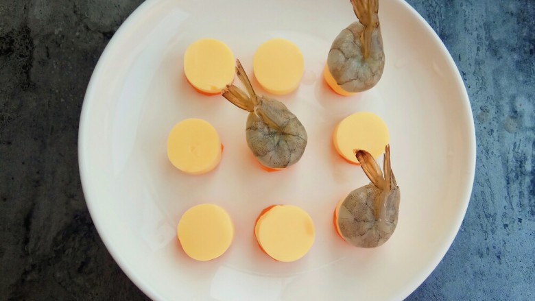鲜到没朋友~玉子虾仁,腌制好的虾仁取出,也放在鸡蛋豆腐上摆好