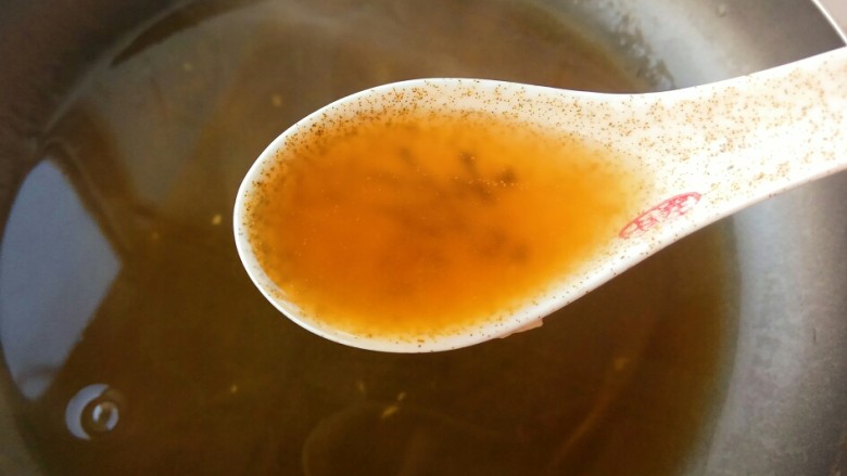 鲜到没朋友~玉子虾仁,再放入一点点盐淀粉搅拌均匀,烧开做成酱汁