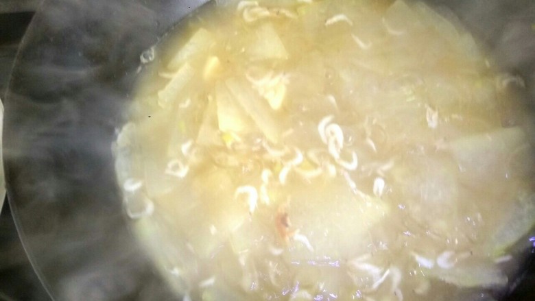 虾皮冬瓜粉丝汤,大火烧开两三分钟,冬瓜粉丝变透明即可关火