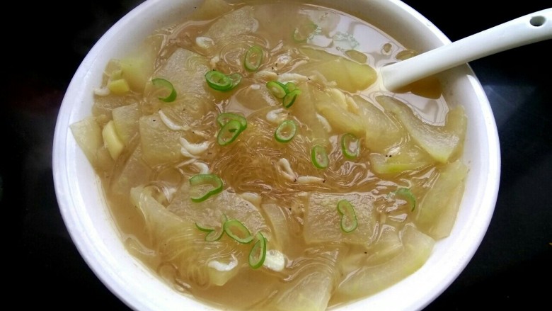 虾皮冬瓜粉丝汤,盛出,撒上葱花,可以放点香油鸡精调味。