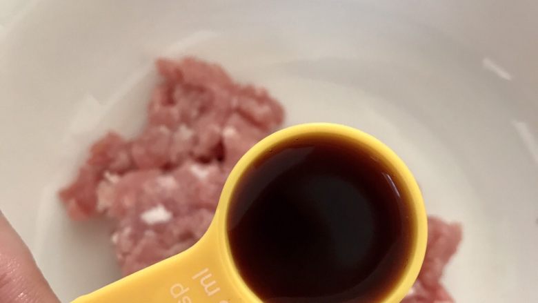 韭菜肉松粥,将1茶匙<a style='color:red;display:inline-block;' href='/shicai/ 788'>生抽</a>放入肉糜中搅匀入味十五分钟。