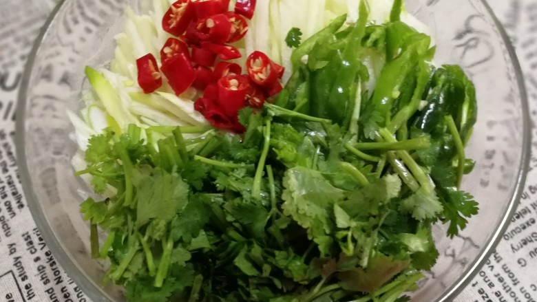 苤蓝疙瘩爽囗菜,将香菜切段,剁椒切段。切好的料都放到大碗里。