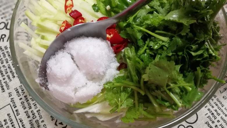 苤蓝疙瘩爽囗菜,放一勺<a style='color:red;display:inline-block;' href='/shicai/ 10588'>糖</a>,