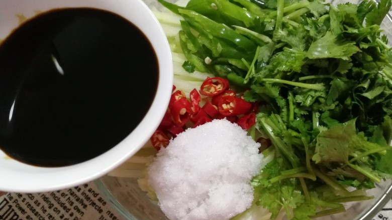 苤蓝疙瘩爽囗菜,倒入<a style='color:red;display:inline-block;' href='/shicai/ 692'>酱油</a>,