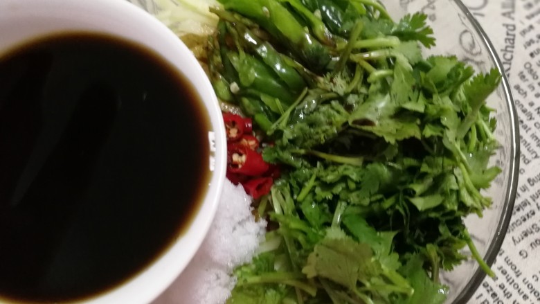 苤蓝疙瘩爽囗菜,倒入醋,