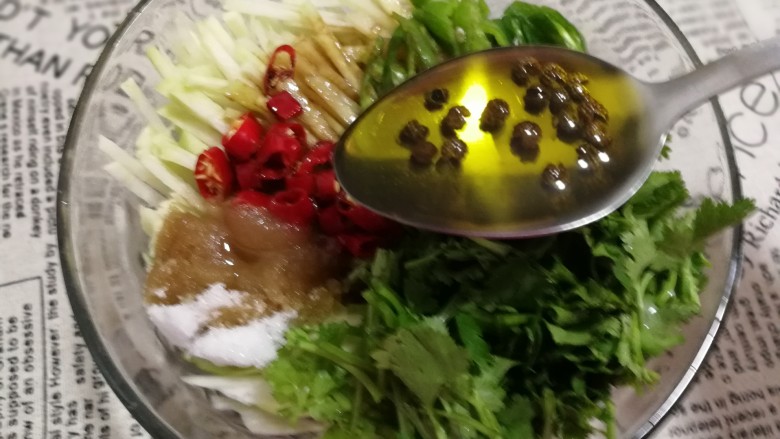 苤蓝疙瘩爽囗菜,一勺<a style='color:red;display:inline-block;' href='/shicai/ 5506'>麻油</a>,