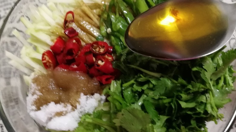 苤蓝疙瘩爽囗菜,一勺<a style='color:red;display:inline-block;' href='/shicai/ 847'>香油</a>,