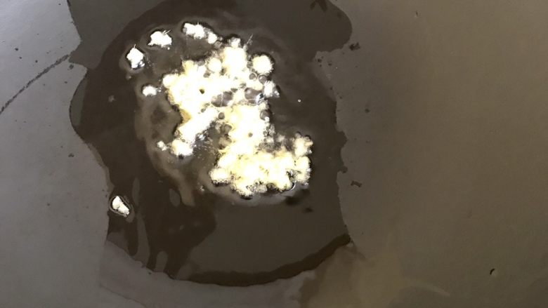 韭菜肉松粥,中火热锅,锅热放入1菜匙冷油,油热爆香姜茸。