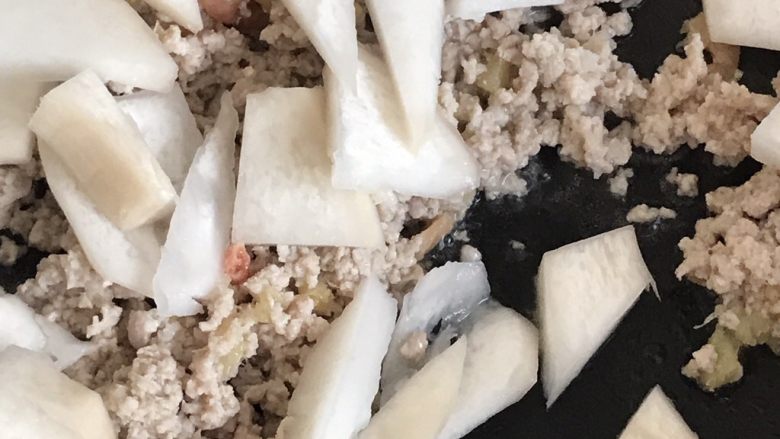 韭菜肉松粥,放入杏鲍菇炒匀,并把杏鲍菇炒熟。