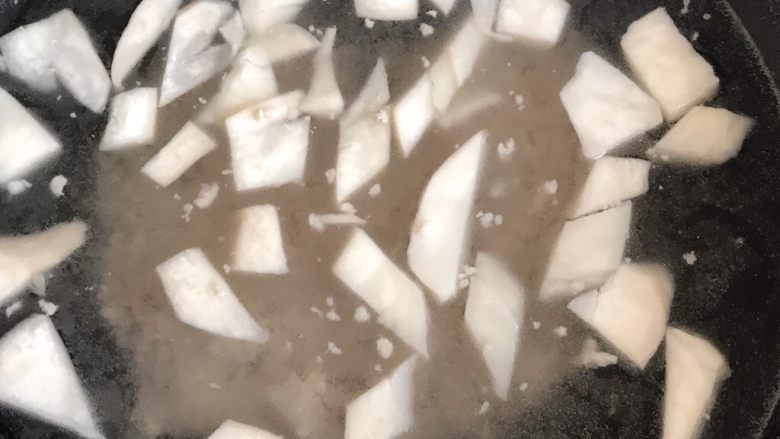韭菜肉松粥,放入清高汤,开大火烧至沸腾。