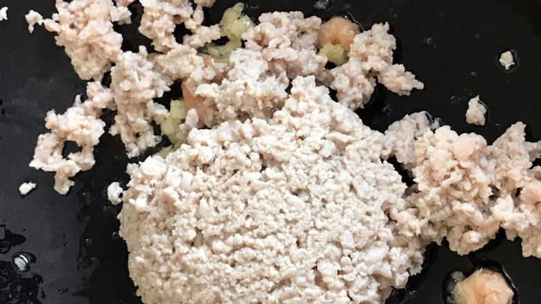 韭菜肉松粥,放入肉糜,淋入1/2匙陈酒炒匀。