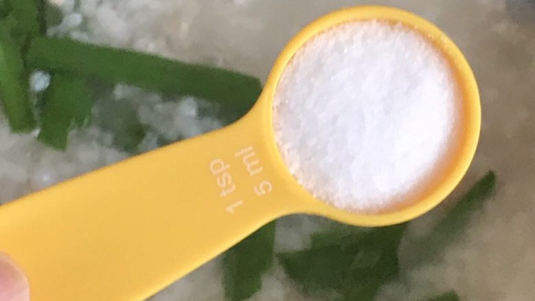 韭菜肉松粥,洒入1茶匙盐。