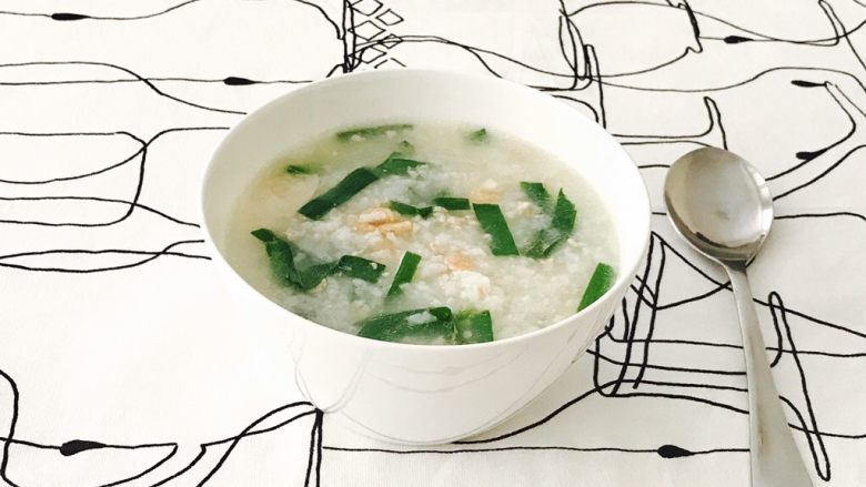 韭菜肉松粥,韭菜一熟关火,把粥盛入碗中。