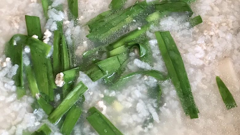 韭菜肉松粥,加入韭菜。