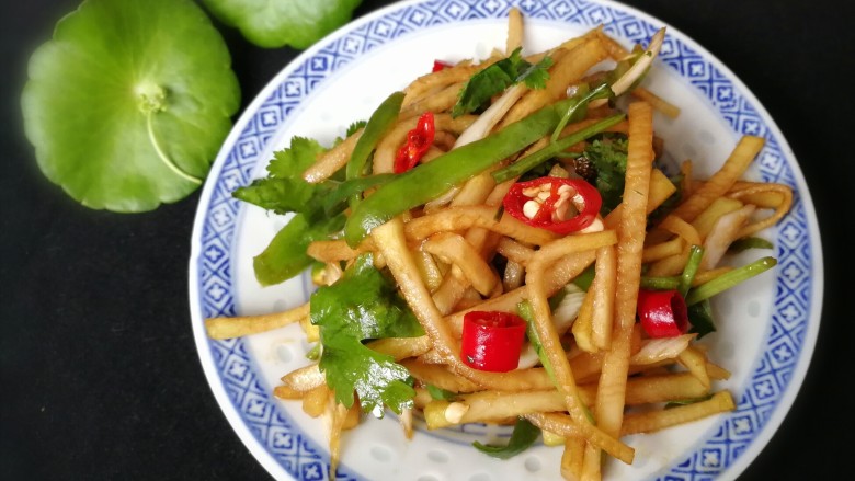 苤蓝疙瘩爽囗菜,清脆爽口的苤蓝拌菜,是佐餐的美味!