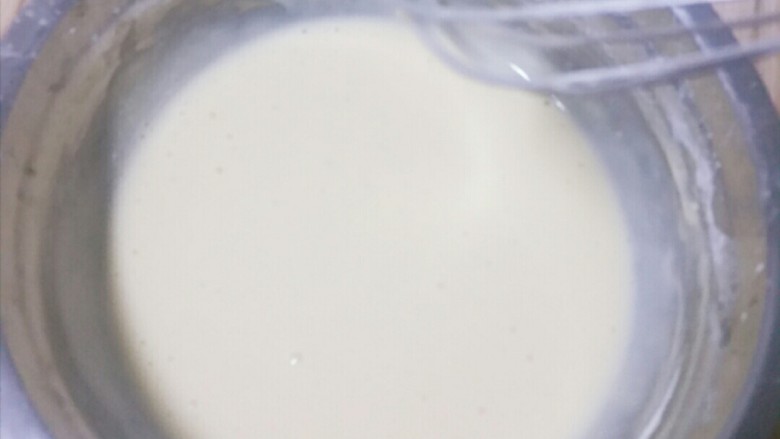 花式鸡蛋饼,把面粉和牛奶蛋液混合均匀,把打蛋器提起上面不带出面糊,调到糊状